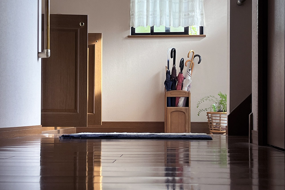 断熱性の低い古いドアは、外気の影響を受けやすく、冷暖房の効率もダウン。